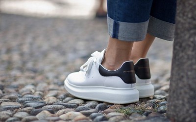 Cum să asortezi adidașii Alexander McQueen Oversized Runner