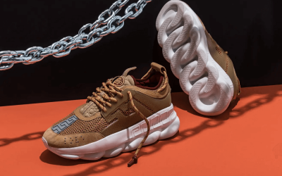Cum să porți sneakerșii Versace Chain Reaction: idei de ținute pentru fiecare stil