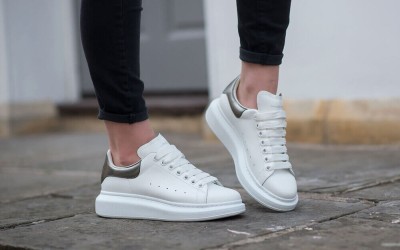 De ce merită să investești într-o pereche de adidași Alexander McQueen