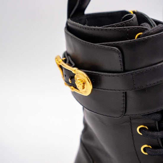 VERSACE SAFETY PIN LEATHER COMBAT BOOTS – GHETE DIN PIELE NEAGRĂ CU DETALII AURII