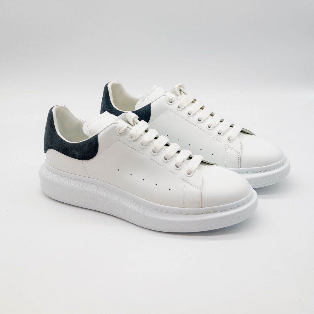 Sneakers Alexander McQueen – Piele Albă cu Detaliu Bleumarin